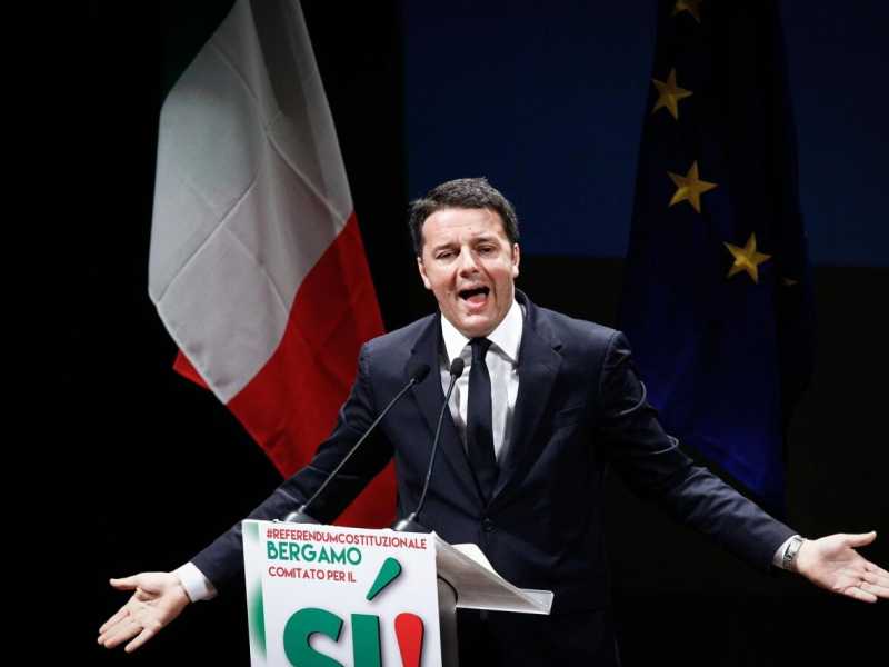 Matteo Renzi per il sì al refrendum costituzionale (foto LaPresse)