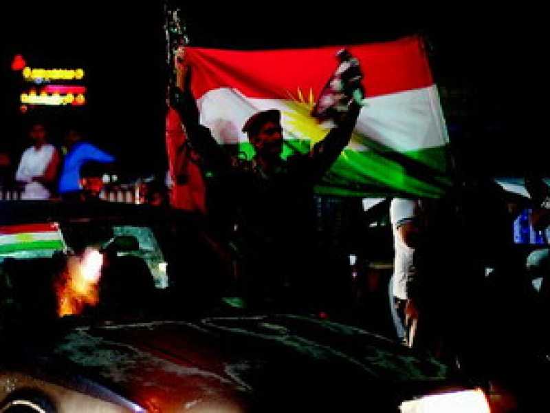 Sostenitori della vittoria del Sì al referendum festeggiano nella notte di Erbil. I risultati ufficiali sono attesi per questa sera (foto LaPresse)