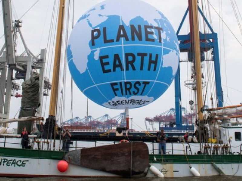 Una manifestazione di Greenpeace (foto LaPresse)