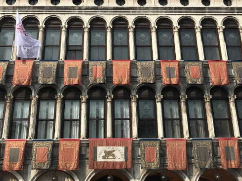 Le Procuratie Vecchia a Venezia (foto Twitter del sindaco Luigi Brugnaro)