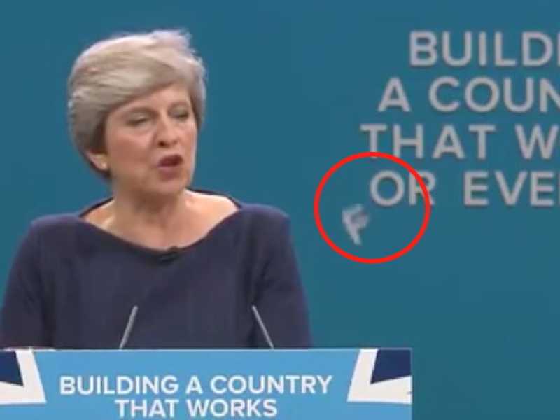 Il momento in cui la &ldquo;F&rdquo; si stacca alle spalle di Theresa May