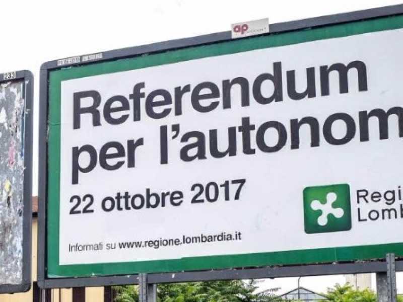 Manifesti di regione Lombardia sul referendum per l'autonomia (foto LaPresse)