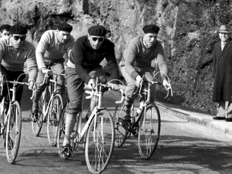 Fausto Coppi e la sua squadra mentre si allenano al sole della Riviera Ligure (foto LaPresse)