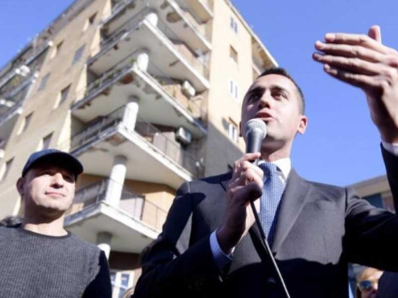 Luigi Di Maio a Pomigliano D'Arco (foto LaPresse)