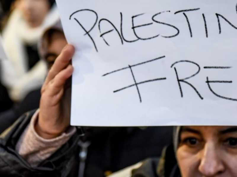 Un'immagine della manifestazione promossa dall&rsquo;Associazione Palestinesi in Italia che si &egrave; svolta a Milano lo scorso 9 dicembre (foto LaPresse)