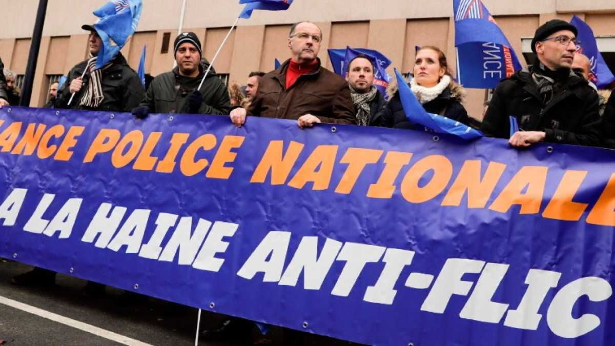 Immagine di La rabbia dei poliziotti francesi, abbandonati nelle banlieue