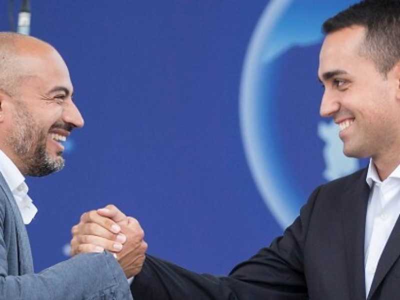 Gianluigi Paragone e Luigi Di Maio sul palco della convention  del M5s a Rimini (foto LaPresse)