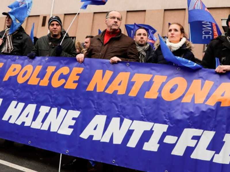 La protesta della polizia francese dopo i fatti di Champigny.  Foto LaPresse/AFP 