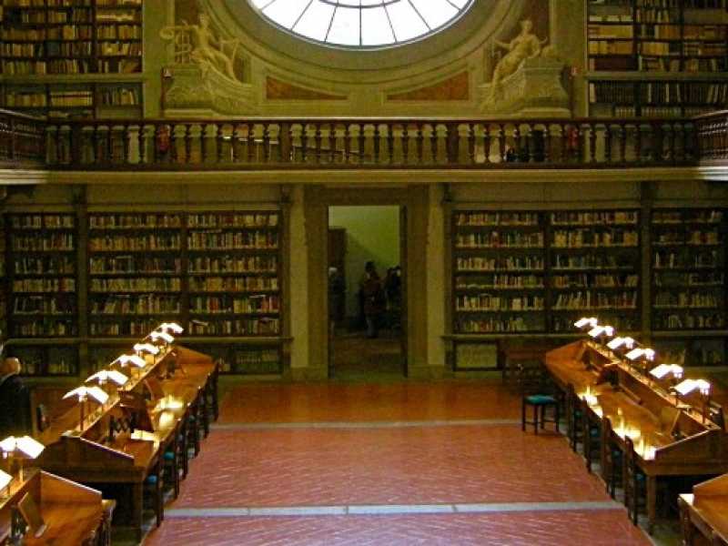 Il raffinato ambiente della Biblioteca degli Uffizi a Firenze