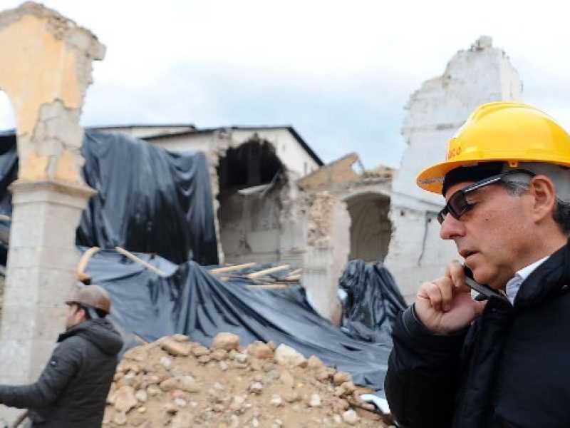 Il sindaco di Norcia, Nicola Alemanno, tra le macerie post terremoto (foto LaPresse)