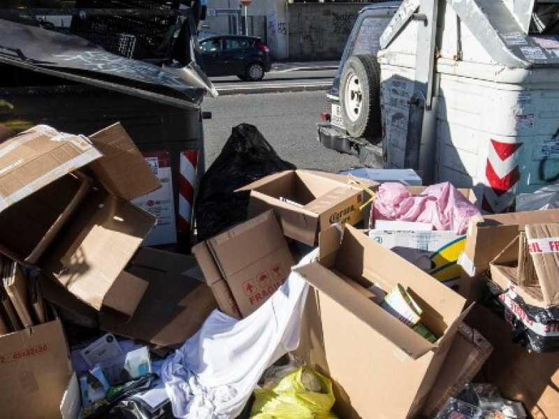Le immagini di Roma capitale dell&rsquo;immondizia hanno riportato sotto i riflettori il tema dei rifiuti. Che non sono un problema solo romano (foto LaPresse)