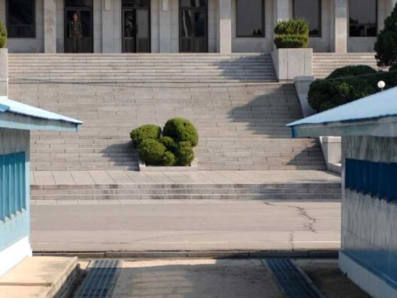 Soldati sudcoreani guardano in direzione della Corea del Nord, sulla linea di demarcazione tra nord e sud Corea nella zona demilitarizzata di Panmunjon, la Joint Security Area (LaPresse)