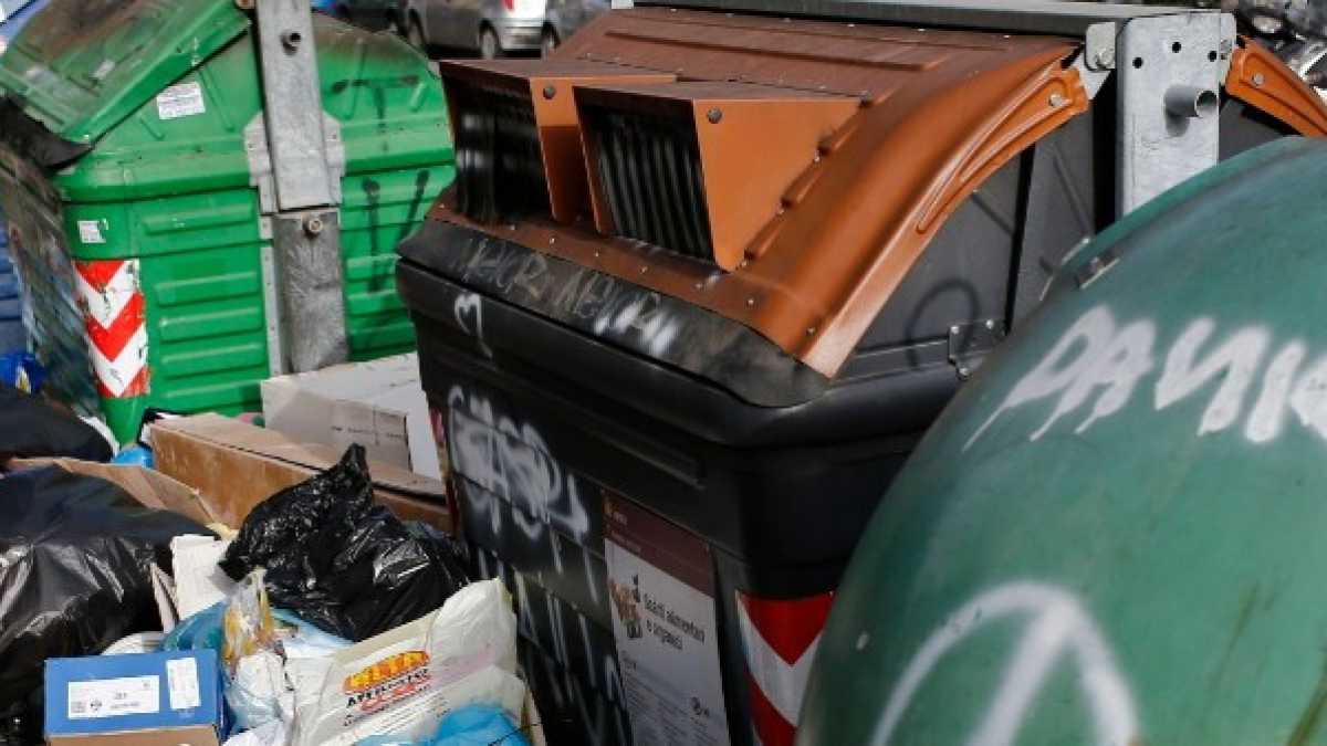 Immagine di Roma invasa dai rifiuti, Raggi non sa più "a che santo votarsi"
