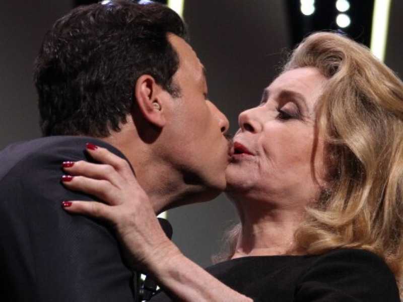 Catherine Deneuve e Laurent Laffite (foto LaPresse)