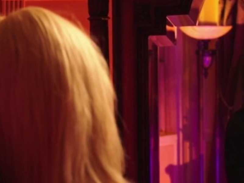 Una scena della fiction su Gianni Versace