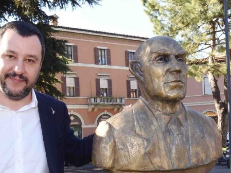 Matteo Salvini a Brescia accanto al busto di Gianfranco Miglio l'ideologo della Lega (foto LaPresse)