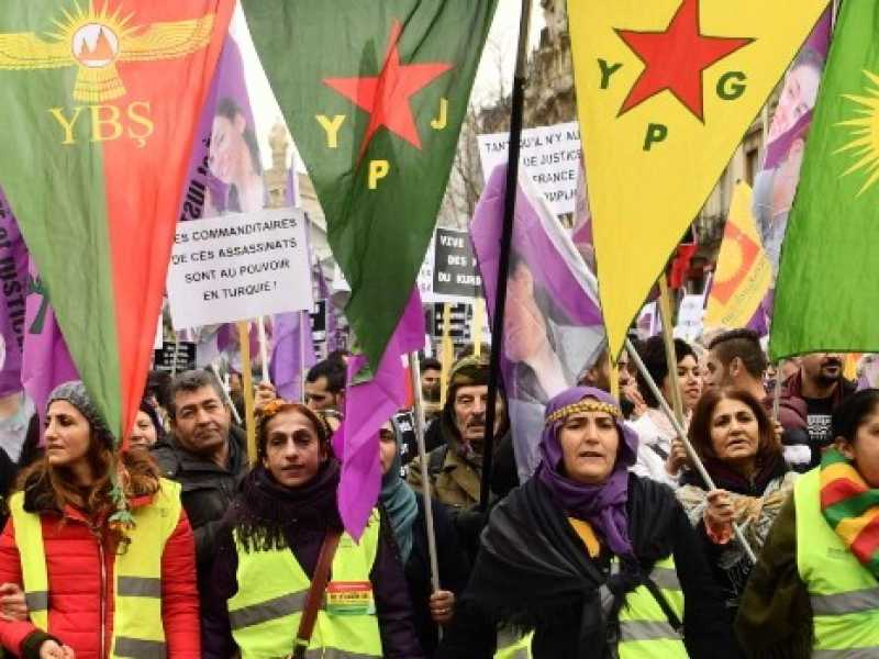 La manifestazione di sabato scorso a Parigi in memoria delle tre donne curde assassinate nel 2013. Foto LaPresse/AFP