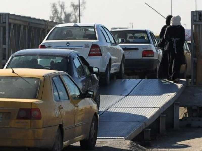 Una fila di auto attraversa un ponte sul Tigri in direzione di Mosul (foto LaPresse)