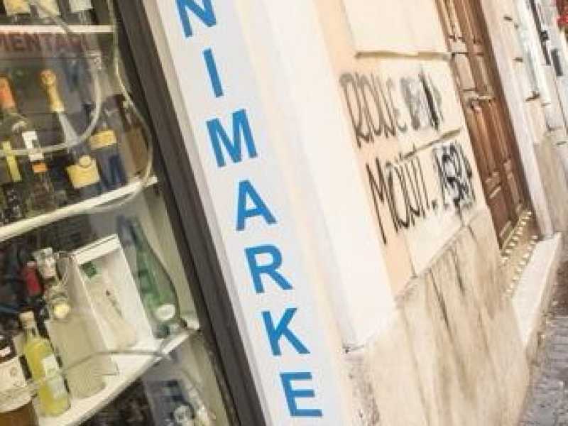 Perché a Roma aprono i minimarket e chiudono le botteghe storiche