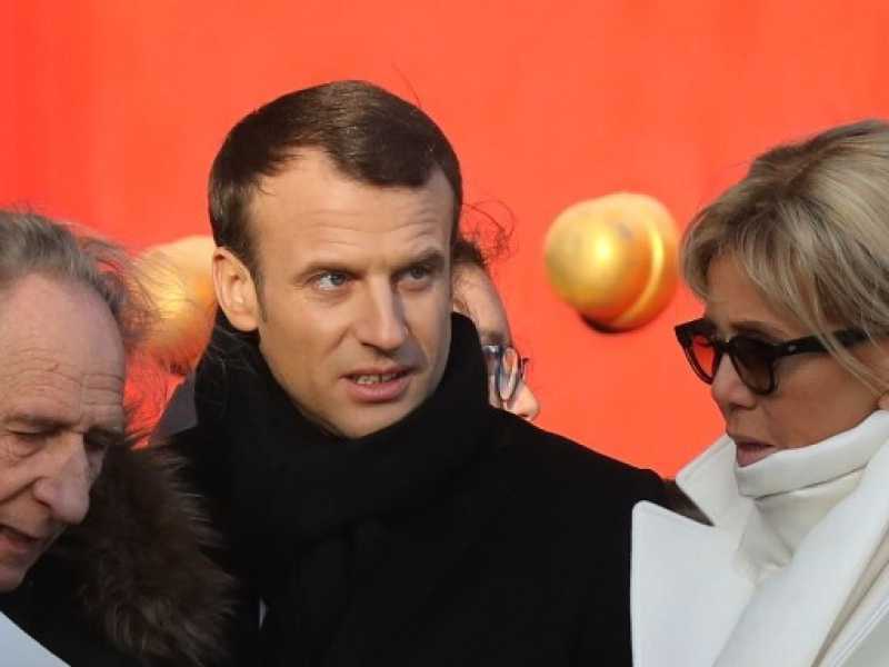 Emmanuel Macron con la moglie Brigitte (foto LaPresse)
