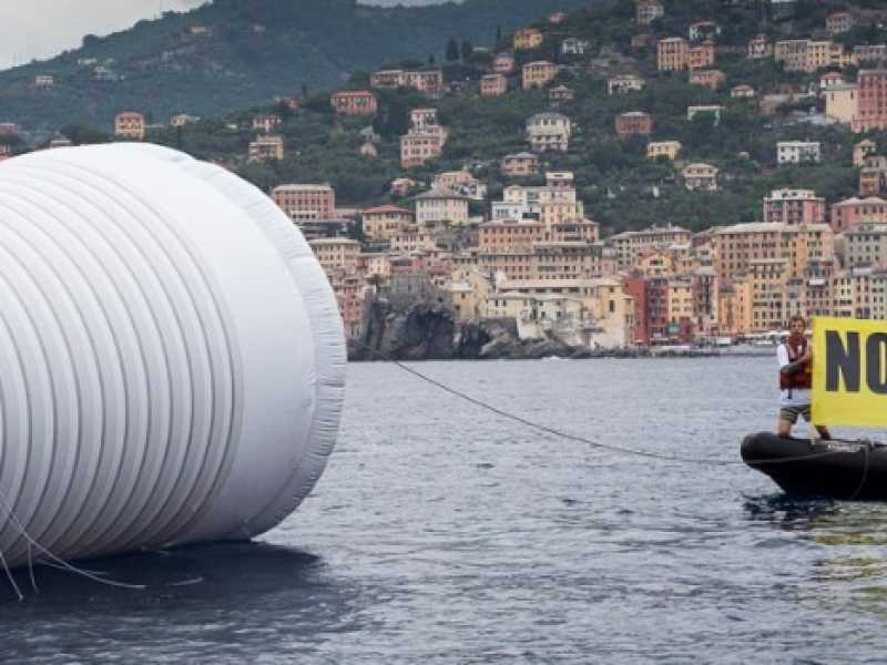 Una campagna di Greenpeace contro la plastica (foto LaPresse)