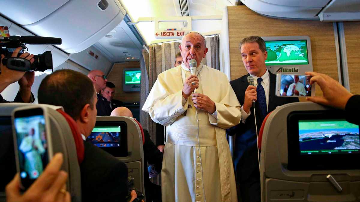 Immagine di La pañolada davanti alla cattedrale di Santiago accoglie il Papa in Cile