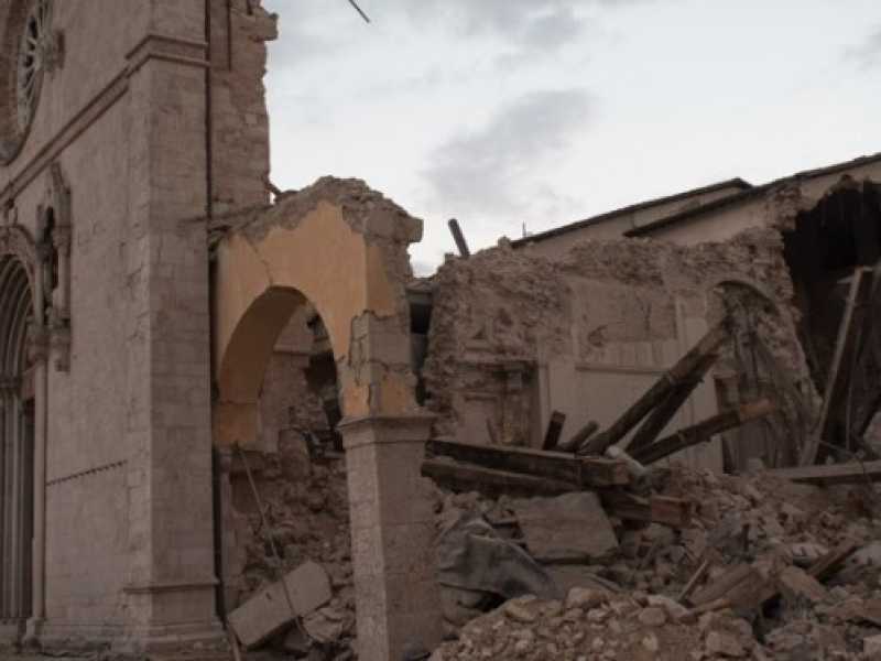 I danni del terremoto a Norcia, a Piazza San Benedetto (foto LaPresse)