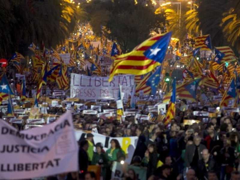 Una delle manifestazioni di questi mesi degli indipendentisti catalani a Barcellona (foto LaPresse)