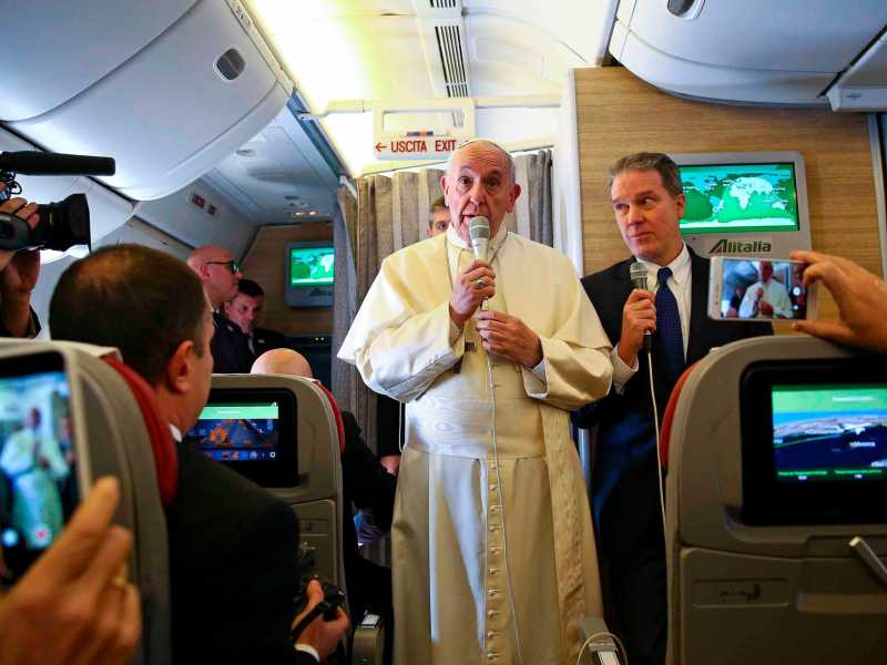 Papa Franesco a bordo dell'aereo che lo porter&agrave; in Cile (foto LaPresse)