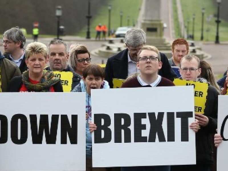 Una protesta contro la Brexit a Belfast, Irlanda del nord (foto LaPresse)