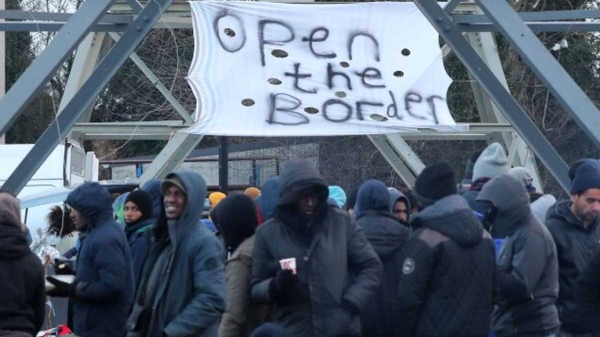 Immagine di Macron difende il lavoro sui migranti, ma il guaio di Calais è il "sogno inglese"