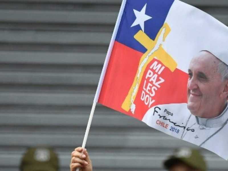 Il volto di Papa Francesco su una bandiera del Cile (foto LaPresse)