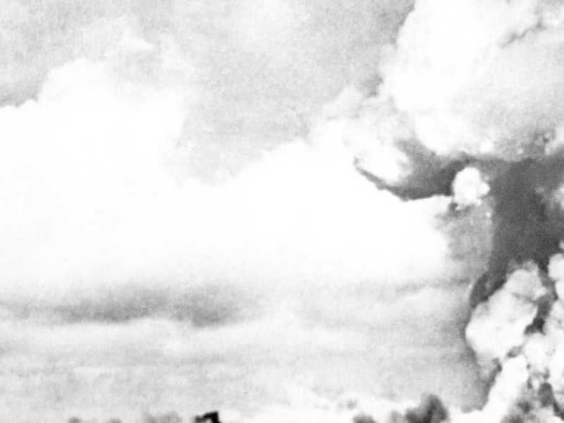 Anni Cinquanta, un fungo atomico dopo l'esplosione su un atollo del Pacifico (LaPresse)