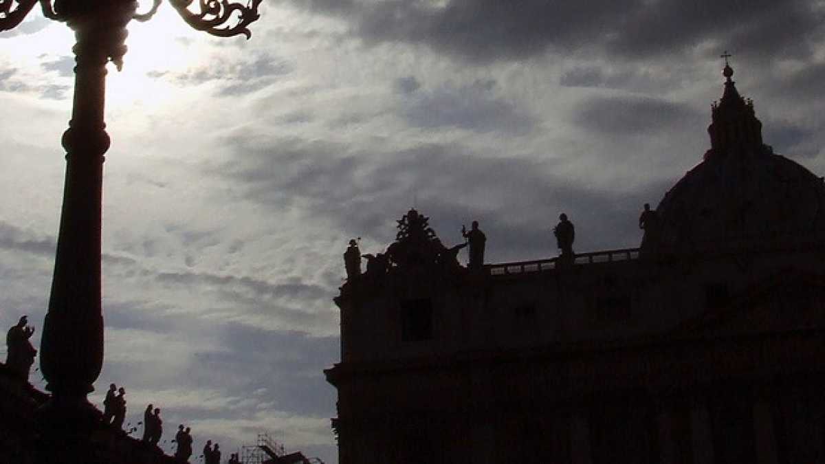 Immagine di Papa Francesco e i corvi a San Pietro