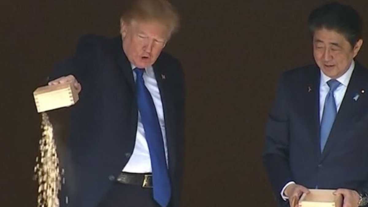 Immagine di Trump getta in pasto ai suoi elettori gli Oscar per le fake news