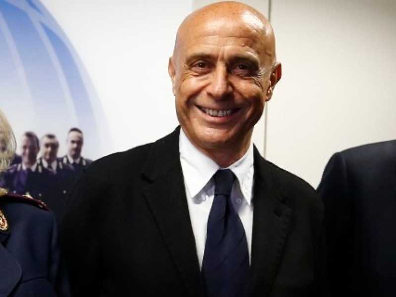 Da sinistra il nuovo direttore della Polizia postale, Nunzia Ciardi, il ministro Marco Minniti e il capo della Polizia, Franco Gabrielli (foto LaPresse)