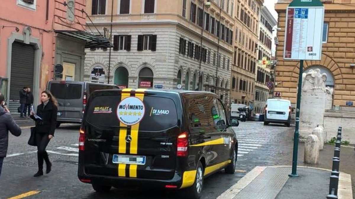 Immagine di Il M5s vuole andare a comandare col pulmino. Parcheggiato sulla fermata del bus (che non passa) - VIDEO