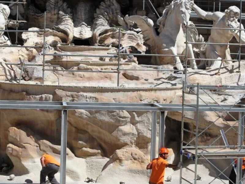 Roma, Lavori per la riqualificazione di Fontana di Trevi nel 2014 (LaPresse)