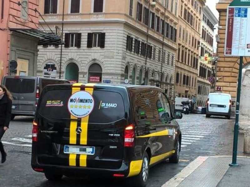 Il pulmino del M5s parcheggiato alla fermata del bus davanti al Viminale (foto Gianluca De Rosa)