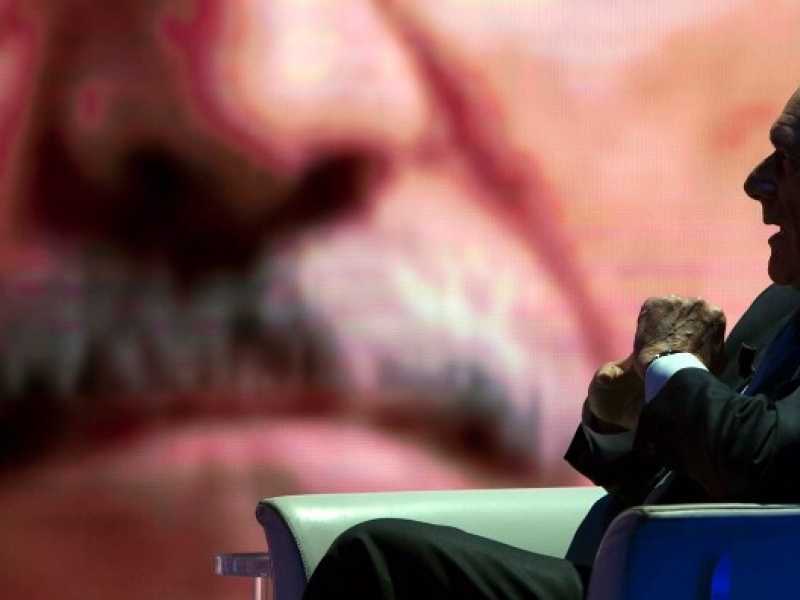 Pietro Grasso e, sullo sfondo, un'immagine di Massimo D'Alema (foto LaPresse)