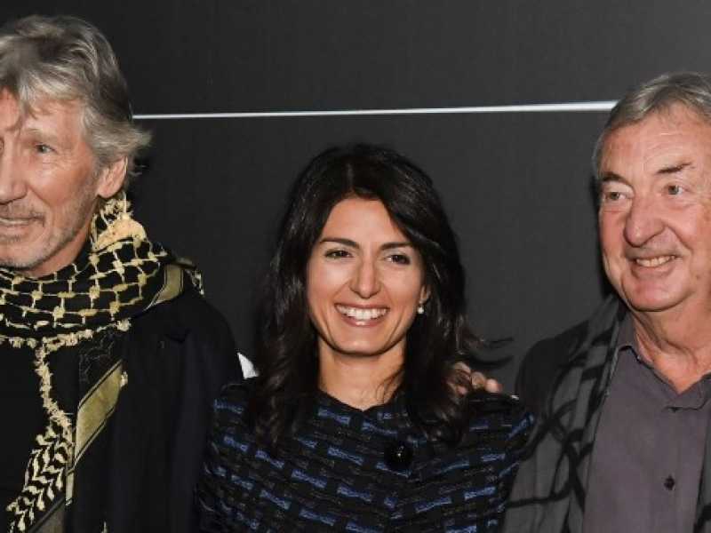 Virginia Raggi con Nick Mason e Roger Waters (foto LaPresse)