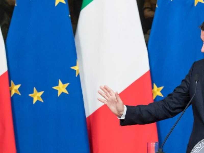 Pier Carlo Padoan e Matteo Renzi (foto LaPresse)