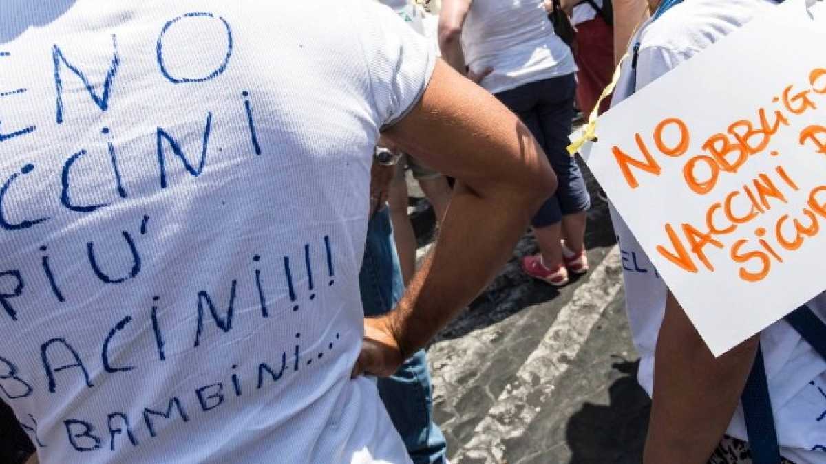 Immagine di “No ai cialtroni che vogliono riportarci nel Medioevo”. Lezione di scienza, e politica, del prof. Burioni