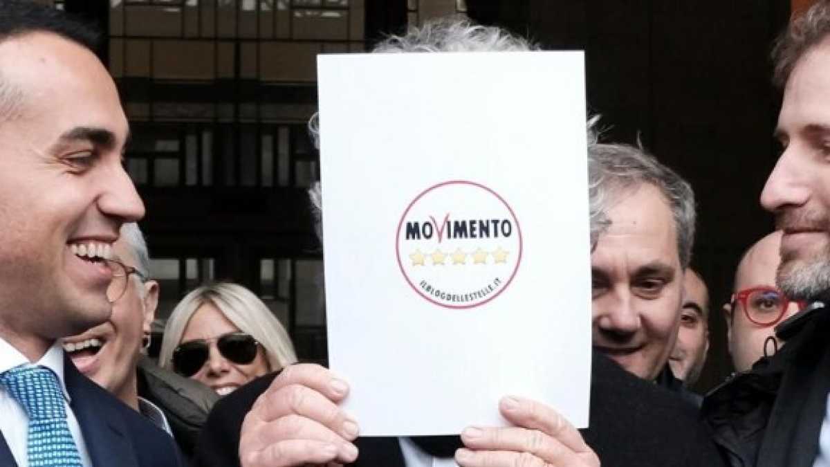 Immagine di Parlamentari sudditi di una società privata. La truffa politica del M5s