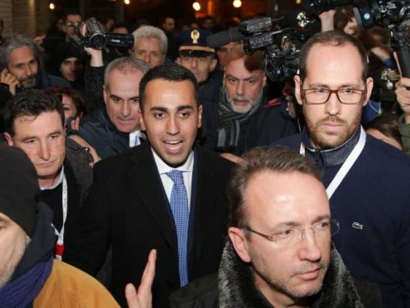 Luigi di Maio al villaggio Rousseau di Pescara (foto LaPresse)
