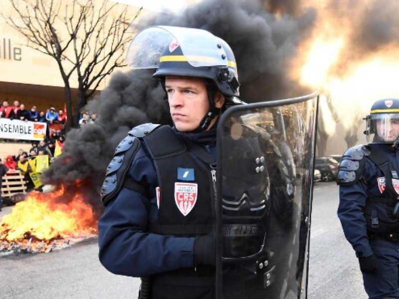 In Francia continuano le proteste fuori dalle prigioni per chiedere maggiore sicurezza e salari (foto LaPresse)