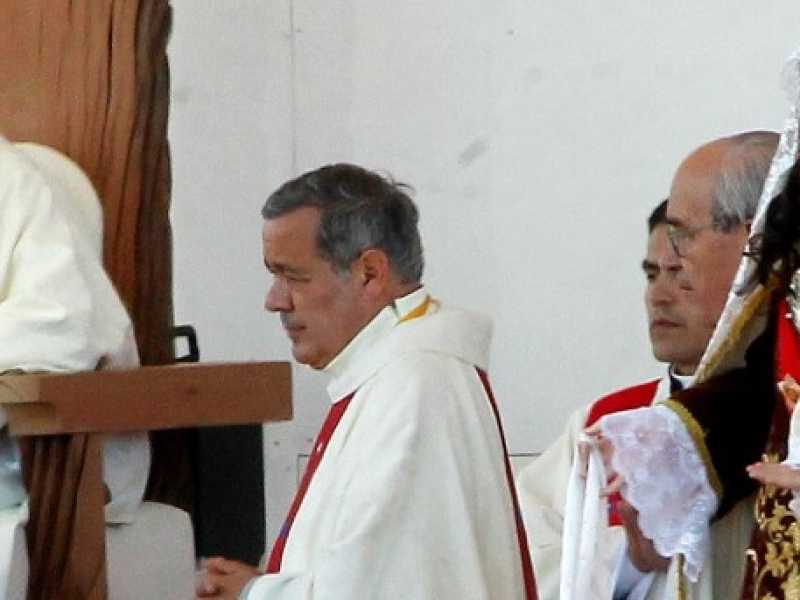  Papa Francesco in visita a Temuco, in Cile. Alla sua destra il vescovo Juan Barros. Foto LaPresse/AFP 