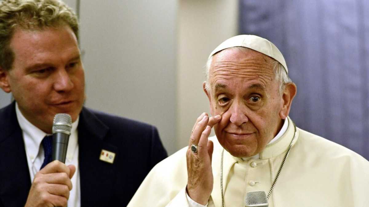 Immagine di Altro che scuse, il Papa in aereo ha ribadito che sui vescovi decide lui e nessun altro