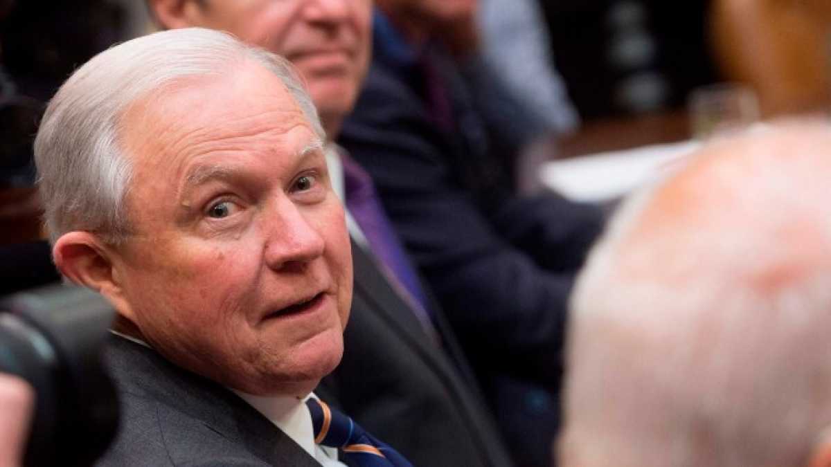 Immagine di L'alfiere logorato di Trump, Jeff Sessions, è stato interrogato sul Russiagate