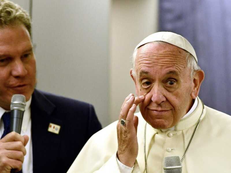 Papa Francesco e alle sue spalle il direttore della Sala stampa vaticana, Greg Burke (LaPresse)